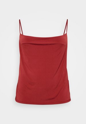 Czerwony top typu camisole bez rękawów z cienkimi ramiączkami i lekko marszczonym dekoltem, prezentowany na gładkim jasnym tle.