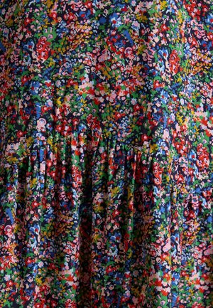 Floraler Stoff mit dichtem, buntem Muster aus kleinen roten, blauen, grünen, gelben und rosa Blumen und Blättern auf dunklem Hintergrund.