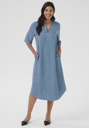 Robe bleu clair, longueur genou, avec un décolleté en V, des manches mi-longues, des poches latérales et une texture douce, présentant un ourlet courbé.