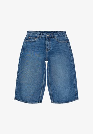 Denim shorts in light blue, featuring a loose fit and knee-length cut. Traditional five-pocket design with a metal button closure.