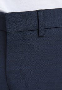 Tmavě modré kalhoty s texturovanou látkou, designem s plochým předním dílem a standardním pasem s poutkem na opasek.