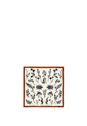 Bufanda de seda floral con estampados botánicos en negro sobre un fondo blanco roto, con borde en naranja. Nombre de la marca "BOMBAY LOLA" destacado.