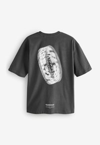 Tricou negru din bumbac, cu un grafic rotund mare pe spate, ce include text și modele. Mâneci scurte și un guler de tip crew neck.