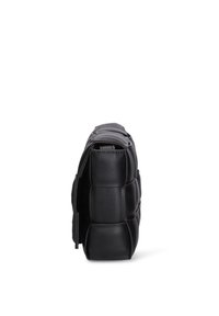 Borsa in pelle nera con design trapuntato, caratterizzata da una forma rettangolare e una superficie testurizzata. Chiusura con cerniera lungo il bordo superiore.