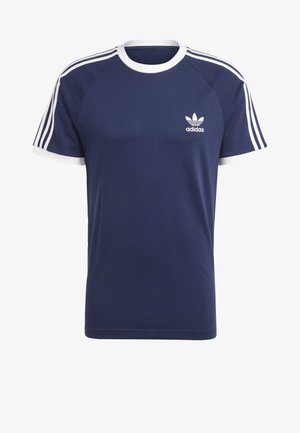 Navyblaues Baumwoll-T-Shirt mit weißem Kragen und Ärmelabschlüssen. Verfügt über drei weiße Streifen auf jeder Schulter und ein kleines Logo auf der Brust.