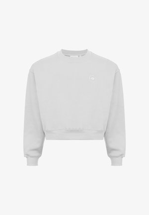 Lichtgrijze cropped sweatshirt met een geribde ronde hals en lange mouwen, met een klein rond wit logo op de borst. Zachte textuur.