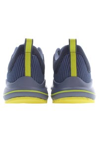 Blå andningsbara mesh-atletiska skor med gula sulor och detaljer, utrustade med en vadderad krage och kontrasterande hälflik för enkel påtagning.