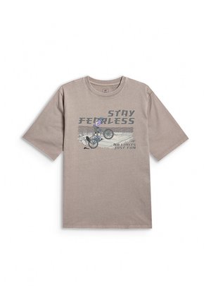 Jasnobrązowy t-shirt z krótkim rękawem z grafiką osoby wykonującej jazdę na przednim kole roweru i tekstem "Stay Fearless" oraz "No Limits Just Fun."