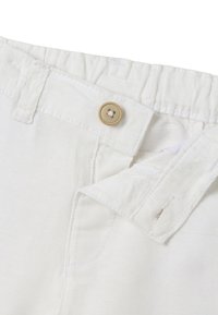 Witte katoenen broek met een tailleband met elastiek, knoopsluiting en platte voorzakopeningen. Glad textuur met subtiele stikseldetails.