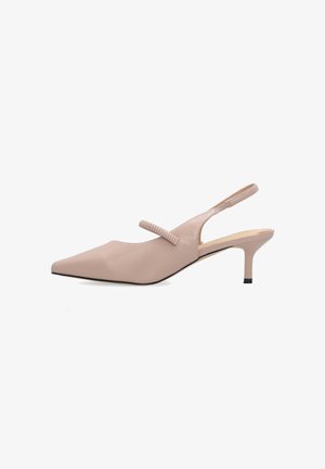 Beige spids tå slingback hæl med en lille kitten hæl og en tekstureret strop over foden.