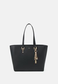 Sac fourre-tout noir avec une surface texturée, accents en matériel doré et une chaîne décorative avec des charms. Comprend deux poignées solides pour l'épaule.