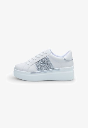 Witte platform sneakers van synthetisch materiaal, voorzien van een glinsterende zilveren zijpaneel, een gladde textuur en een ronde neus.