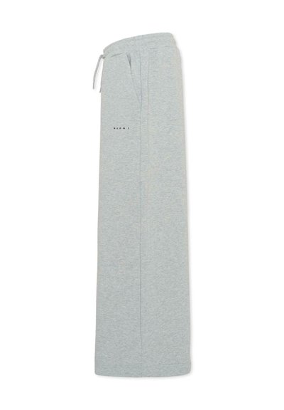 Jasnoszare, luźne spodnie dresowe wykonane z miękkiej tkaniny. Posiadają elastyczną talię, sznurek do regulacji, boczne kieszenie oraz minimalistyczne logo.