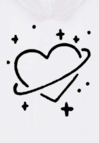 Il tessuto bianco presenta un grafico con contorno nero a forma di cuori circondato da un anello, con stelle e punti intorno. Texture liscia, design semplice.