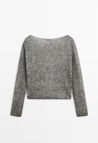 Grå strikket sweater med bred halsudskæring, lange ærmer og ribbet tekstur. Stoffet ser blødt og let meleret ud.