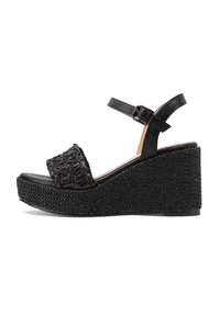 Sandaletto nero con tacco a cuneo, superiore in tessuto intrecciato, cinturino alla caviglia regolabile e base piattaformata testurizzata, con una finitura liscia e opaca.