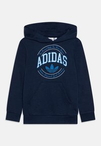 Sudadera de Adidas azul marino con bolsillo frontal, capucha y logo azul claro que incluye texto y el símbolo de trébol en el pecho.