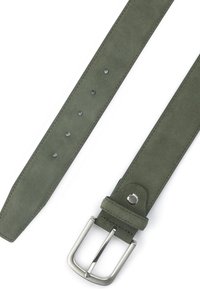 Groene suède riem met een gladde textuur, taps toelopend ontwerp en zilveren metalen gesp. Beschikt over vijf verstelbare gaten voor bevestiging.