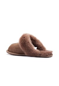 Hnedé semišové papuče s mäkkým, nadýchaným kožúškom, otvorenou špičkou a štruktúrovanou gumovou podrážkou pre lepšiu priľnavosť. Neformálna a pohodlná obuv.