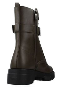 Stivale alla caviglia sintetico marrone con zip laterale, finitura testurizzata e suola in gomma nera robusta. Presenta un dettaglio con fibbia sulla cintura.