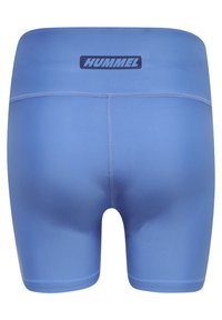 Shorts de sport bleu clair avec des coutures visibles et un logo "HUMMEL" sur la ceinture, vus de dos.