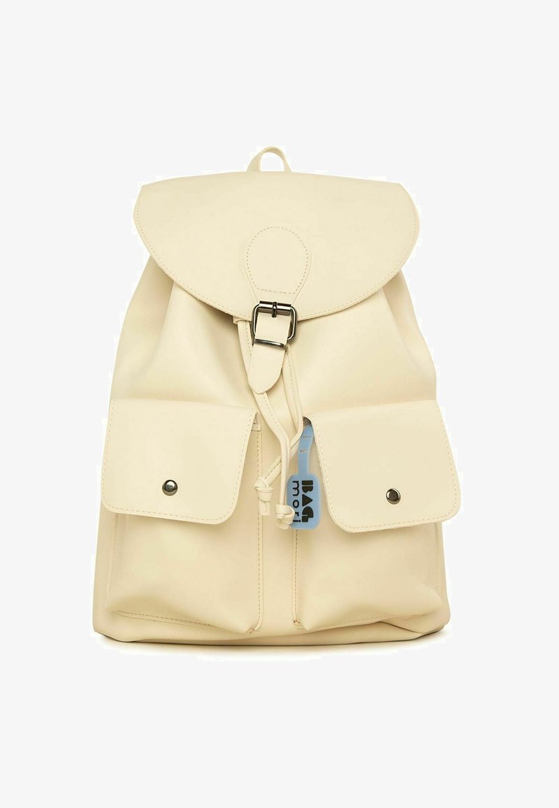 Sac à dos de couleur crème avec un rabat arrondi, fermeture à boucle et deux poches avant. Matériel lisse avec une finition texturée.