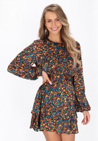 Rochie cu mânecă lungă, având un fundal negru, prezentând un model abstract vibrant în nuanțe de portocalie, albastră și verde, cu un tiv cu volane stratificate.