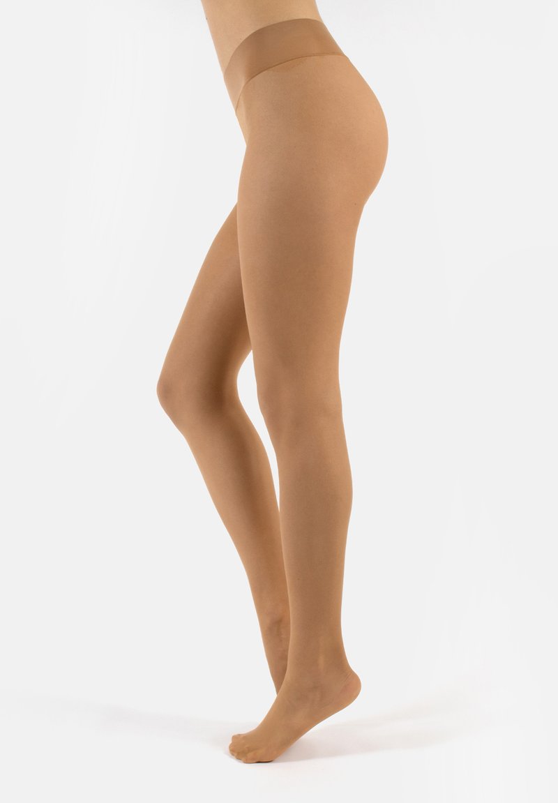 Pantys opacos en color beige con una textura suave, que cuentan con una amplia cinturilla elástica y un diseño clásico que se extiende hasta los dedos de los pies.