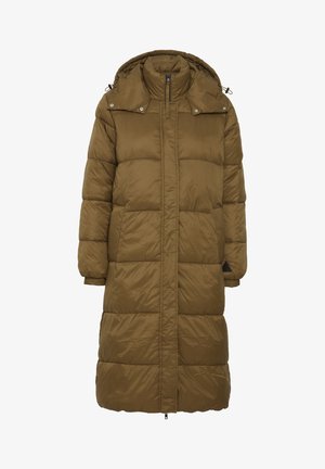 Manteau long matelassé en vert olive, doté d'une capuche, d'une fermeture éclair et de poches latérales. La texture semble lisse avec un léger éclat.