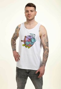 Camiseta sin mangas de algodón blanca con un gráfico de una langosta de dibujos animados y el texto "NO ME MOLESTES" en amarillo negrita. Ajuste informal, sin patrones visibles.