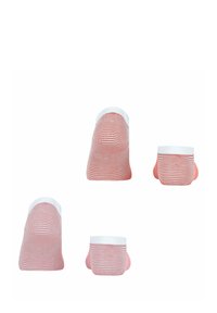 Chaussettes basses rayées en rose doux et blanc, présentant un bord côtelé et une texture lisse, disposées dans différentes orientations.