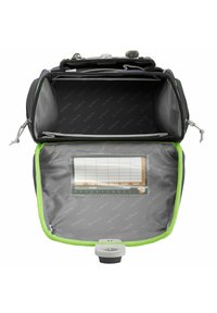 Borsa nera con dettagli verdi. Ampio scomparto aperto con una tasca in rete e un pannello trasparente con marcature a griglia. Chiusura con zip.
