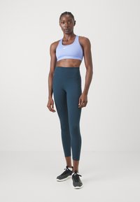 Nike Performance BRA - Sports-BH-er med medium støtte - royal pulse/white