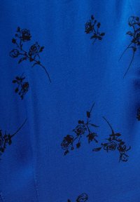 Tissu bleu avec une texture lisse, présentant un motif floral noir de roses et de tiges, uniformément réparti sur la surface.