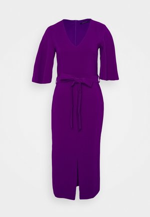 Robe ajustée violette avec un col en V profond, des manches larges, une ceinture à la taille et une fente devant, réalisée en matériau lisse et extensible.