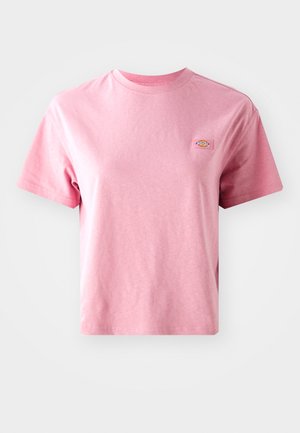 T-shirt in cotone rosa con maniche corte, colletto rotondo e un logo rettangolare sulla parte sinistra del petto. Tessuto morbido, vestibilità rilassata.