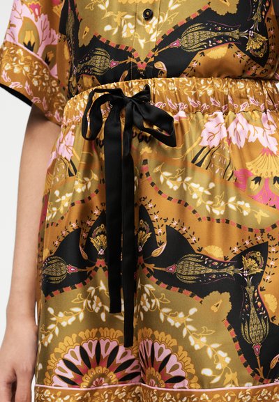 Vestido multicolor con estampados florales y de cachemira, mangas cortas, botones en la parte delantera y un lazo de satén negro en la cintura, con un ajuste relajado.