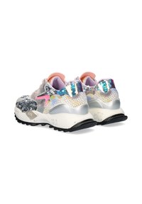Zapatillas deportivas multicolores con parte superior de lentejuelas, acentos plateados, lengüeta de talón rosa y suela negra texturizada.