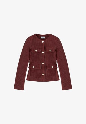 Bordeauxfarbener, strukturierter Blazer mit rundem Halsausschnitt, langen Ärmeln, zwei Vordertaschen und goldfarbenen Knöpfen. Hat eine taillierte Silhouette.