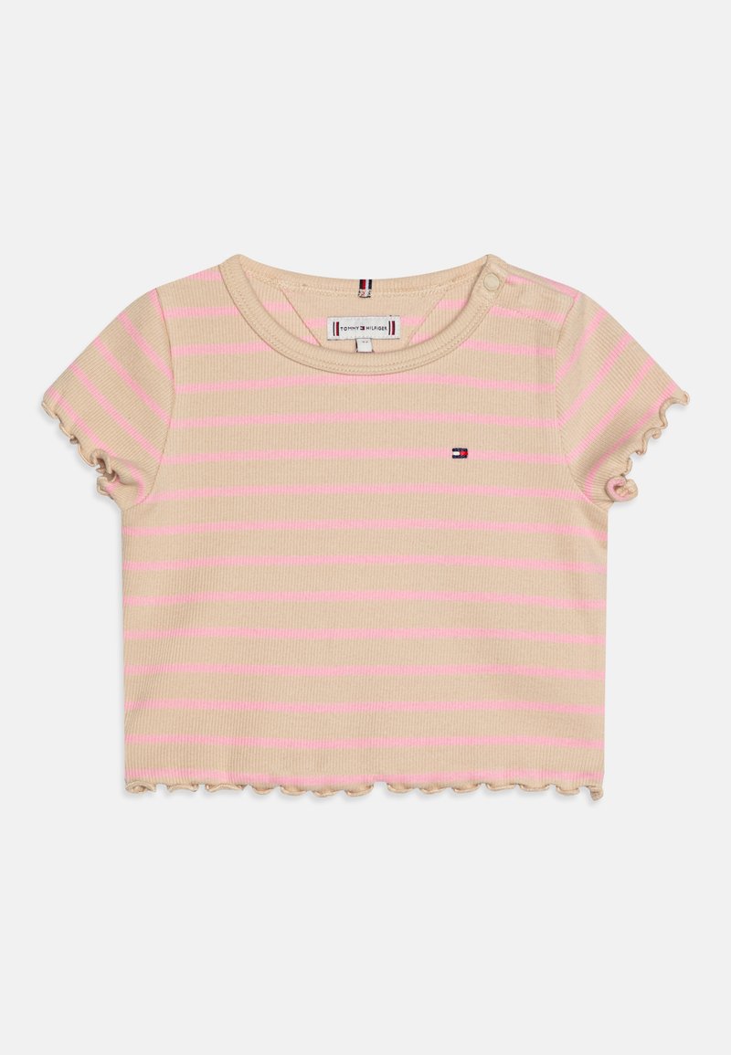 Korte mouwen ribgebreide top in beige met roze horizontale strepen. Heeft een gekartelde rand en een klein logo op de borst.