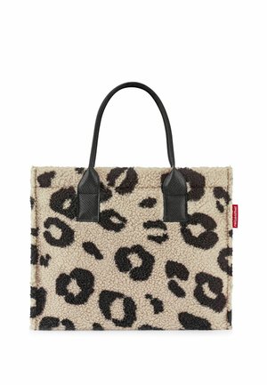 Rechteckige Tragetasche aus beigem und schwarzem Leopardenprint-Fleece-Stoff mit schwarzen Griffen. Kleines rotes Etikett an der Seite.