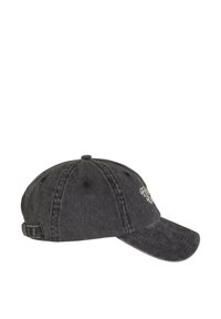 Căciulă din denim negru cu vizor curbat, având text brodat pe față. Curea ajustabilă la spate pentru o potrivire personalizată.