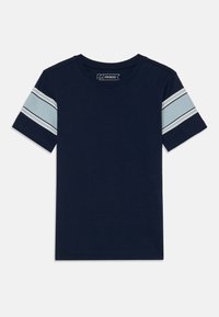 Marineblaues T-Shirt mit kurzen Ärmeln und hellblauen gestreiften Akzenten an den Ärmeln. Klassischer Rundhalsausschnitt und glatte Baumwollstruktur, verstärkte Nähte.