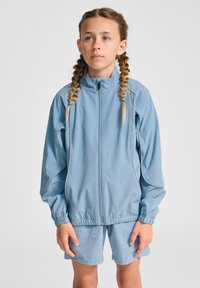 Ljusblå träningsoverall med zip-up jacka och elastisk nederkant, som har en texturerad tyg, långa ärmar och matchande shorts.