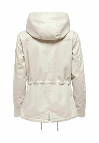 Giacca beige chiaro con cappuccio, vita regolabile con cordino e una forma leggermente svasata. Presenta una texture liscia e fessure laterali all'orlo.