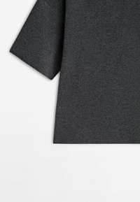 T-shirt oversize gris foncé à manches courtes, fabriquée en tissu texturé, avec un ourlet droit et des détails de design minimaux.