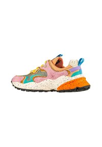 Zapatilla multicolor que presenta cuero en tonos rosa, naranja y verde, acentos texturizados, una media suela moteada y una suela exterior de goma negra.