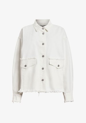 Biała kurtka dżinsowa z kołnierzem, srebrnymi zatrzaskami, dwoma przednimi kieszeniami oraz postrzępionymi brzegami u dołu i rękawach.