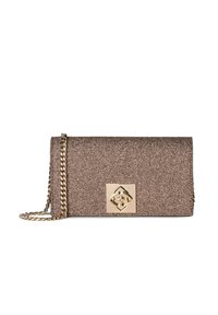 Bolso de mano metálico en bronce con una textura brillante. Presenta una cadena de oro y un cierre geométrico dorado en la parte frontal.