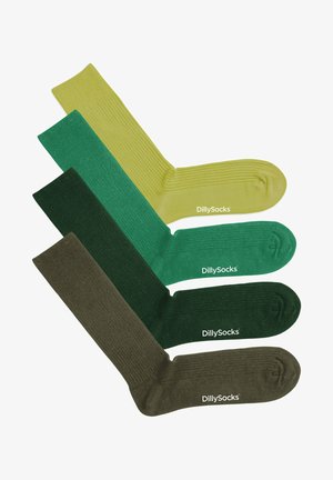 Cztery pary prążkowanych skarpet w różnych odcieniach: jasna zieleń, ciemna zieleń oraz dwa ciemne odcienie brązu. Wszystkie mają logo "DillySocks".